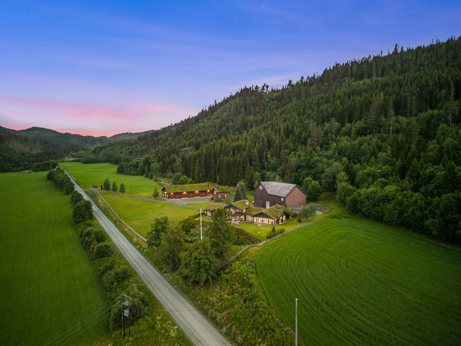 Oversiktsbilde av gårdstune Galleribilde