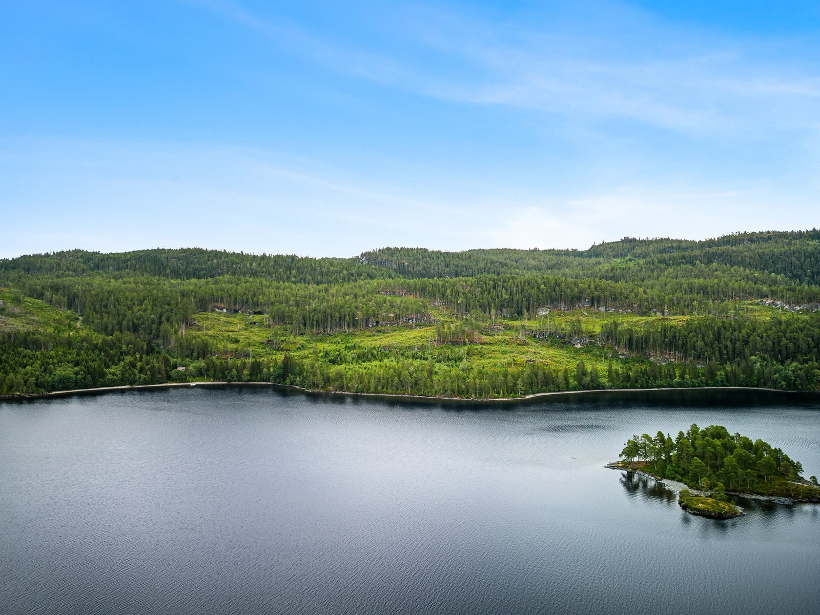Oversiktbilde over innsjøen Ånøya ved jaktbua tilhørende eiendommen. Et flott område for fiske og rekreasjon Galleribilde