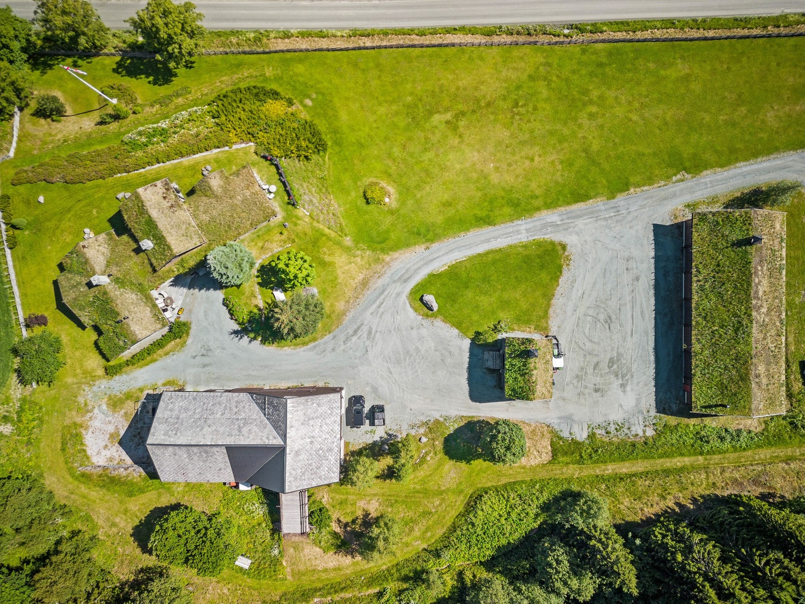 Oversiktsbilde av gårdstun Galleribilde