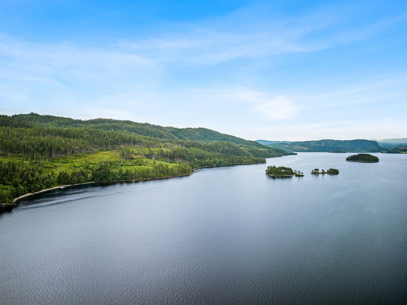 Oversiktbilde over innsjøen Ånøya ved jaktbua tilhørende eiendommen. Et flott område for fiske og rekreasjon Galleribilde