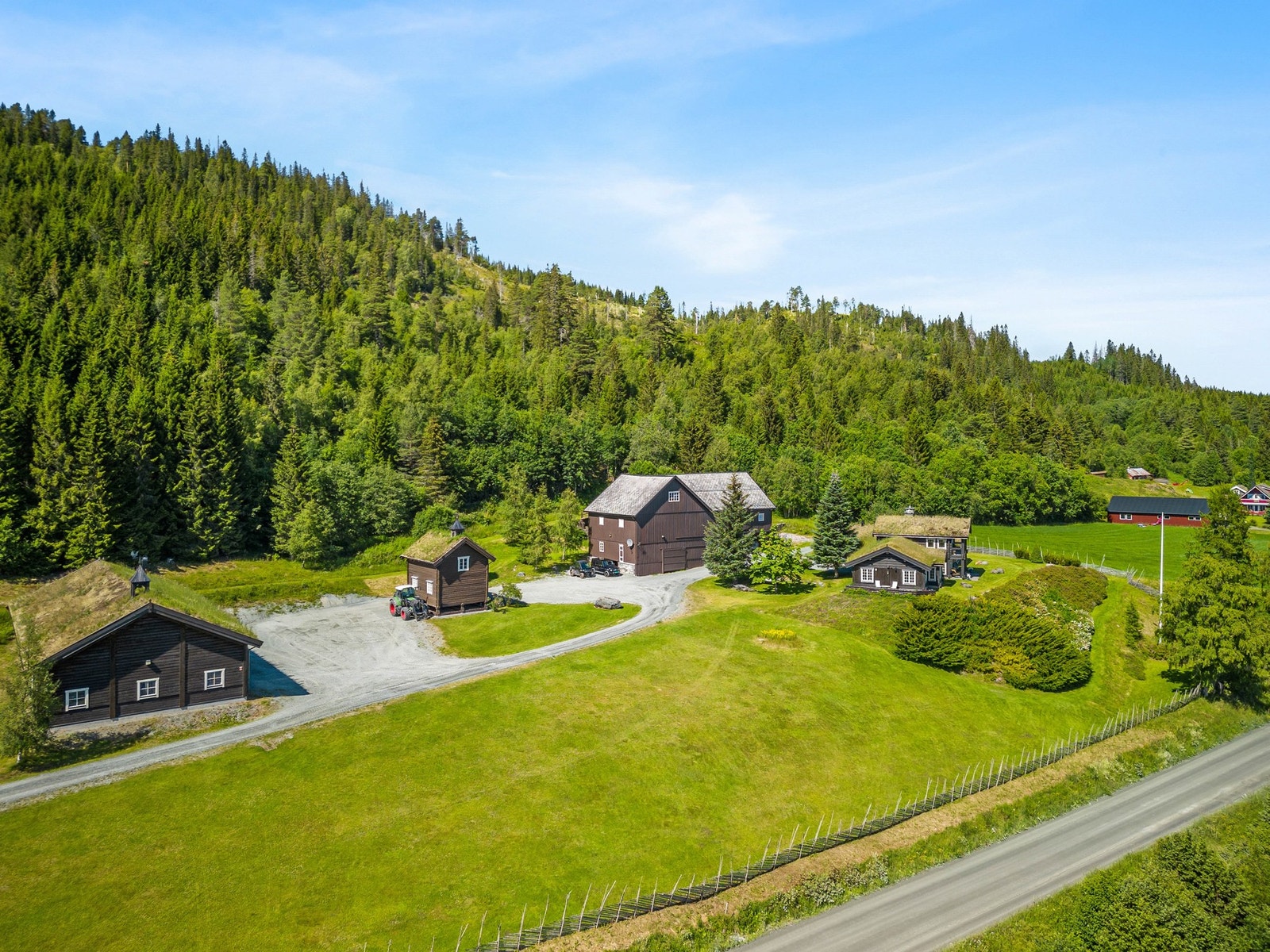 Oversiktsbilde av gårdstun Galleribilde