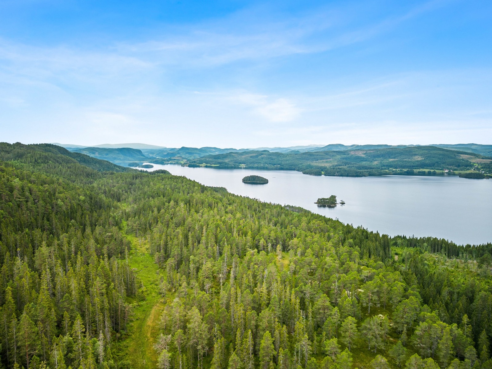 Oversiktbilde over innsjøen Ånøya ved jaktbua tilhørende eiendommen. Et flott område for fiske og rekreasjon Galleribilde