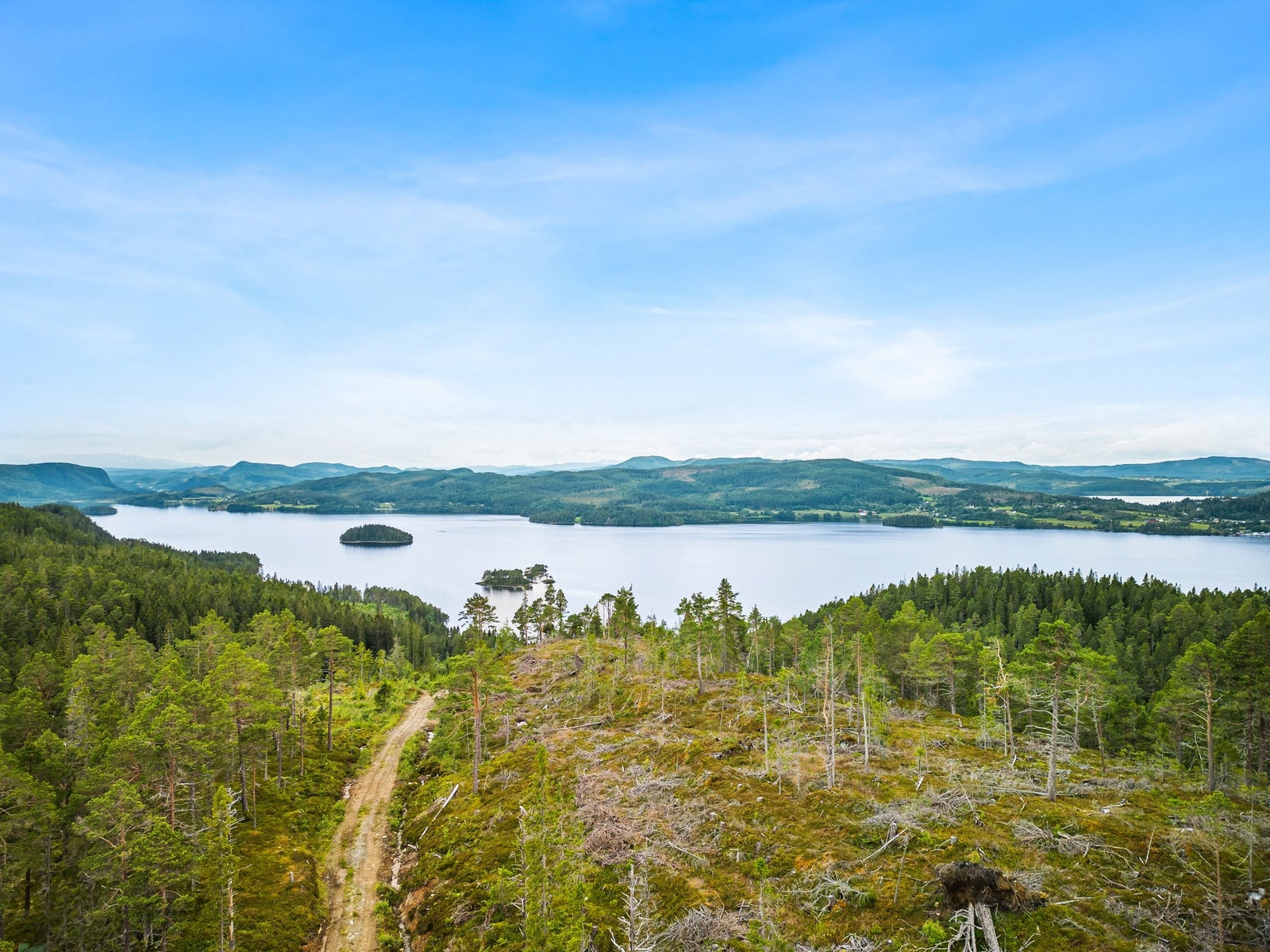 Oversiktbilde over deler av utmarka og innsjøen Ånøya ved jaktbua tilhørende eiendommen Galleribilde