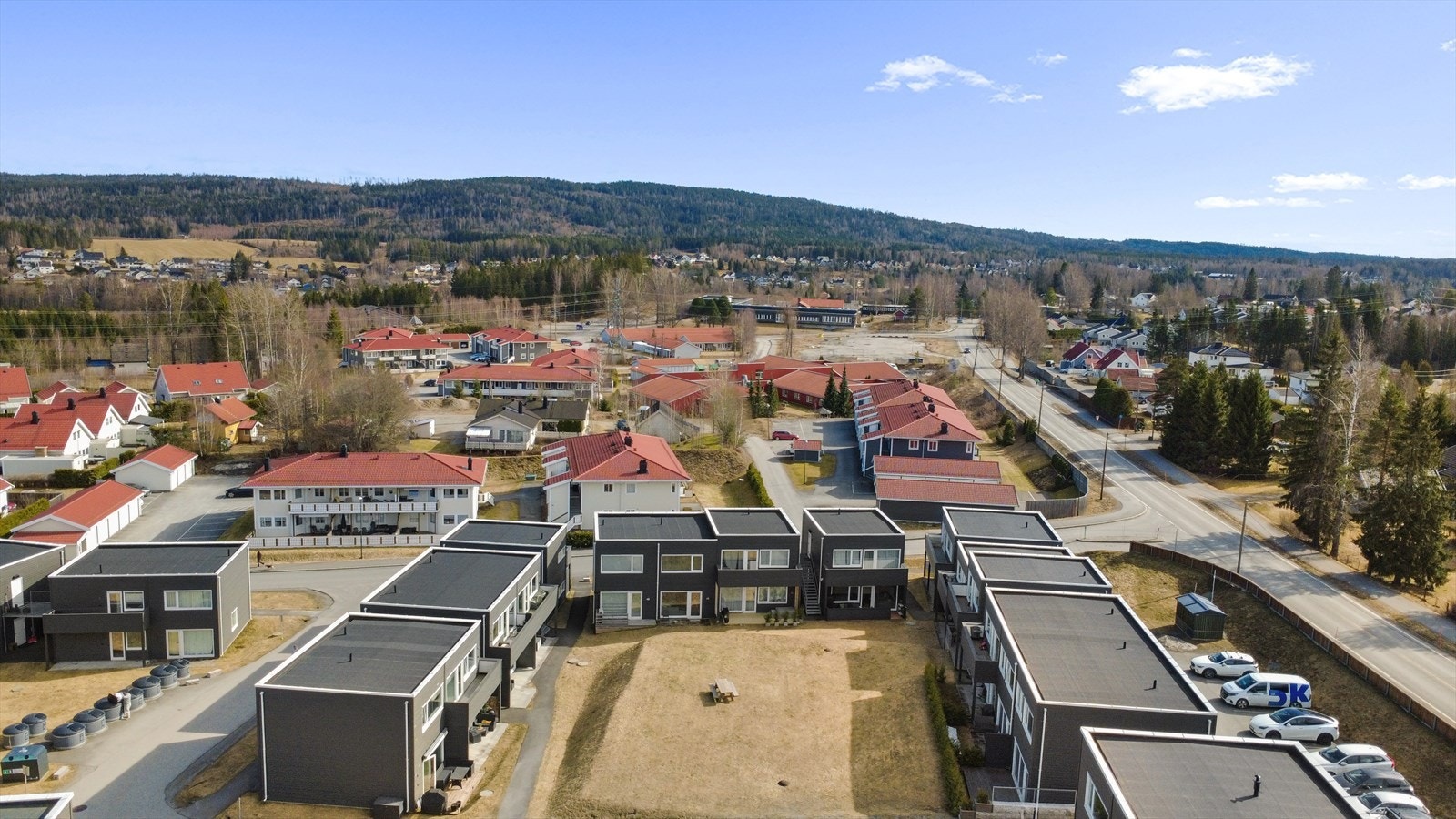 Fine uteområder og gangavstand til barneskole (se bakerst i bildet) Galleribilde