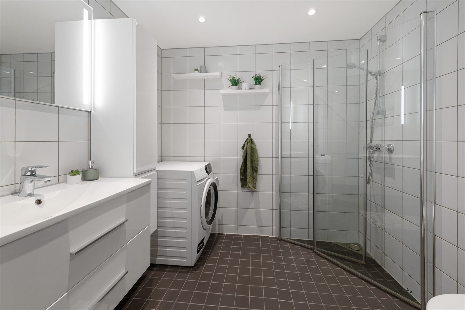 Flislagt og moderne bad med varme i gulv Galleribilde