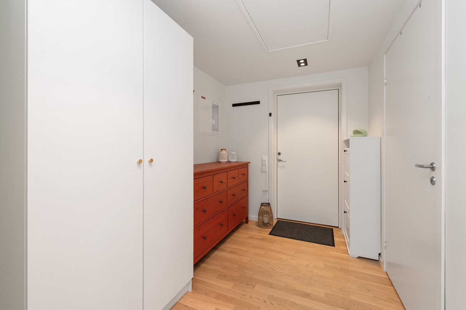 Stor entré/ gang med plass til garderobeskap Galleribilde