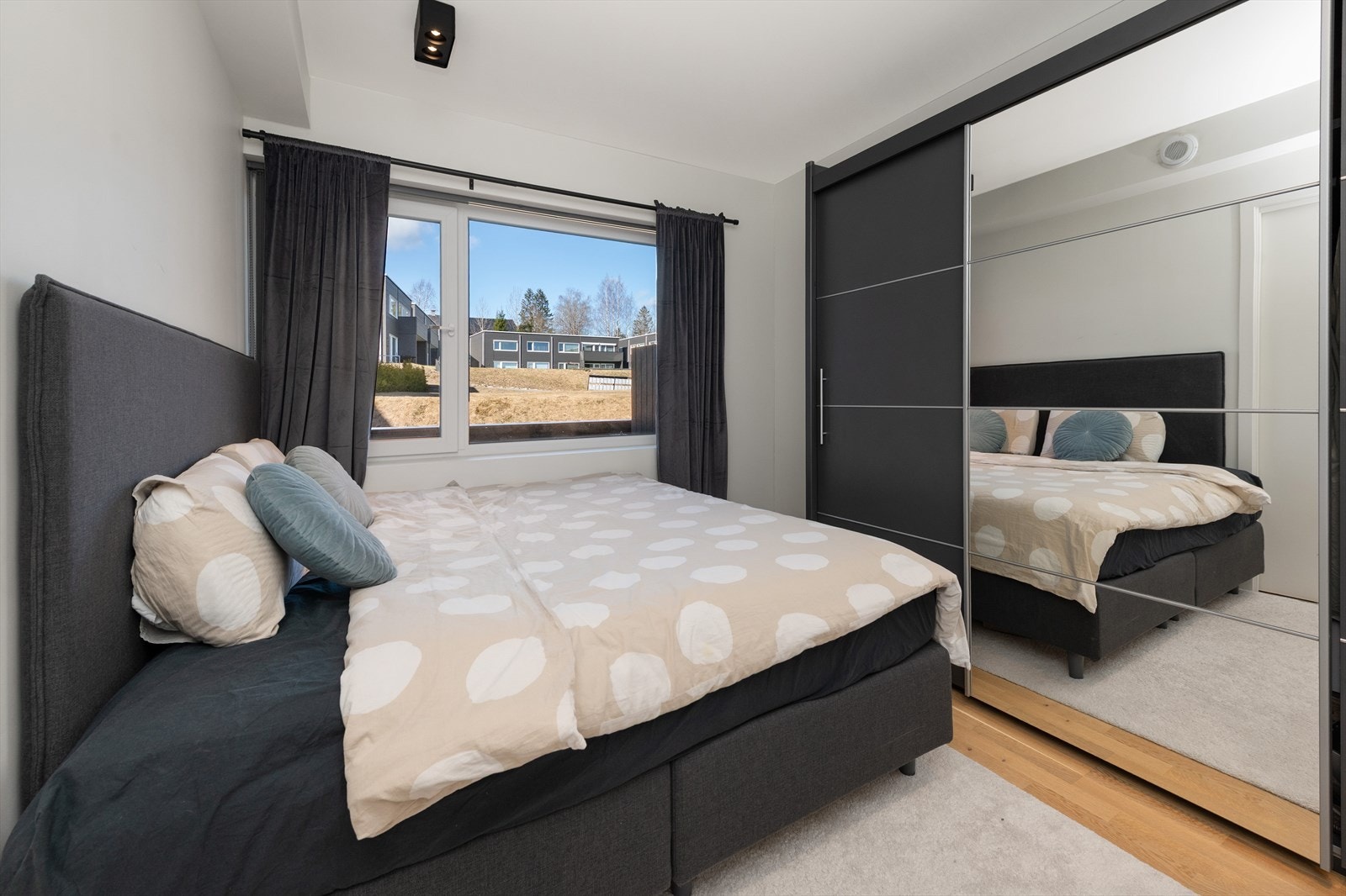 Romslig soverom med stor skyvedørsgarderobe Galleribilde