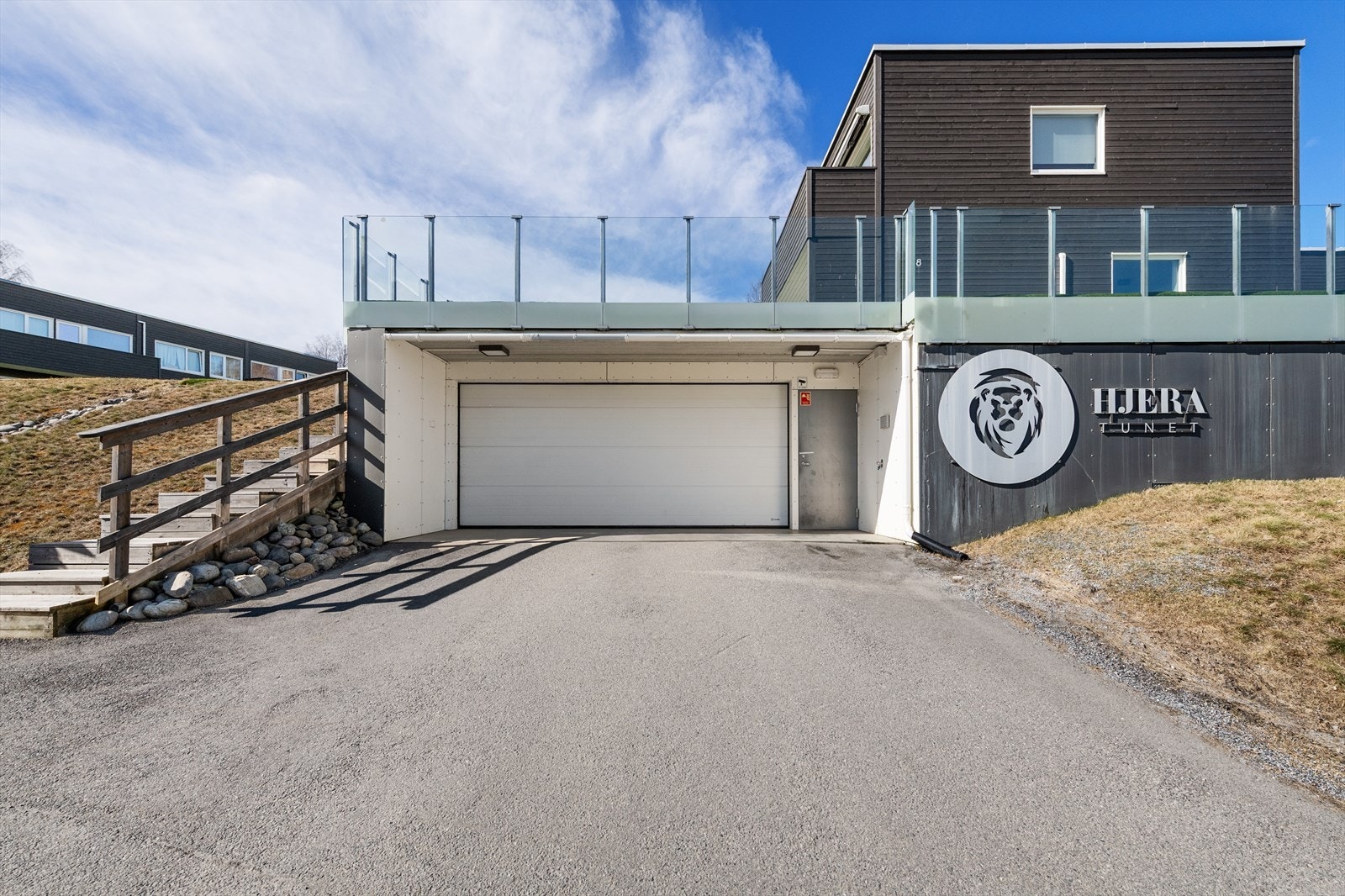 Sameiet Hjeratunet har egen garasjekjeller og velholdte og fine uteområder Galleribilde