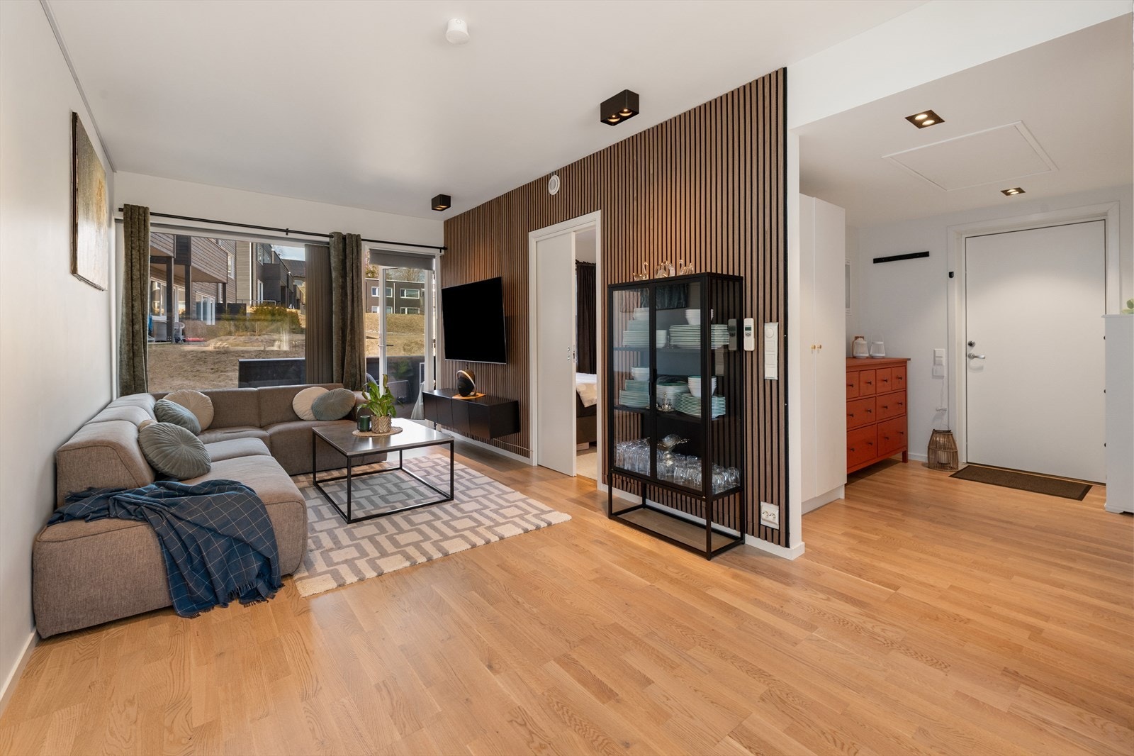 Velkommen til Hjeramoen 4E - en stor, lys og moderne 2-roms leilighet med en god planløsning. Foto: Margrethe Madsbakken Galleribilde