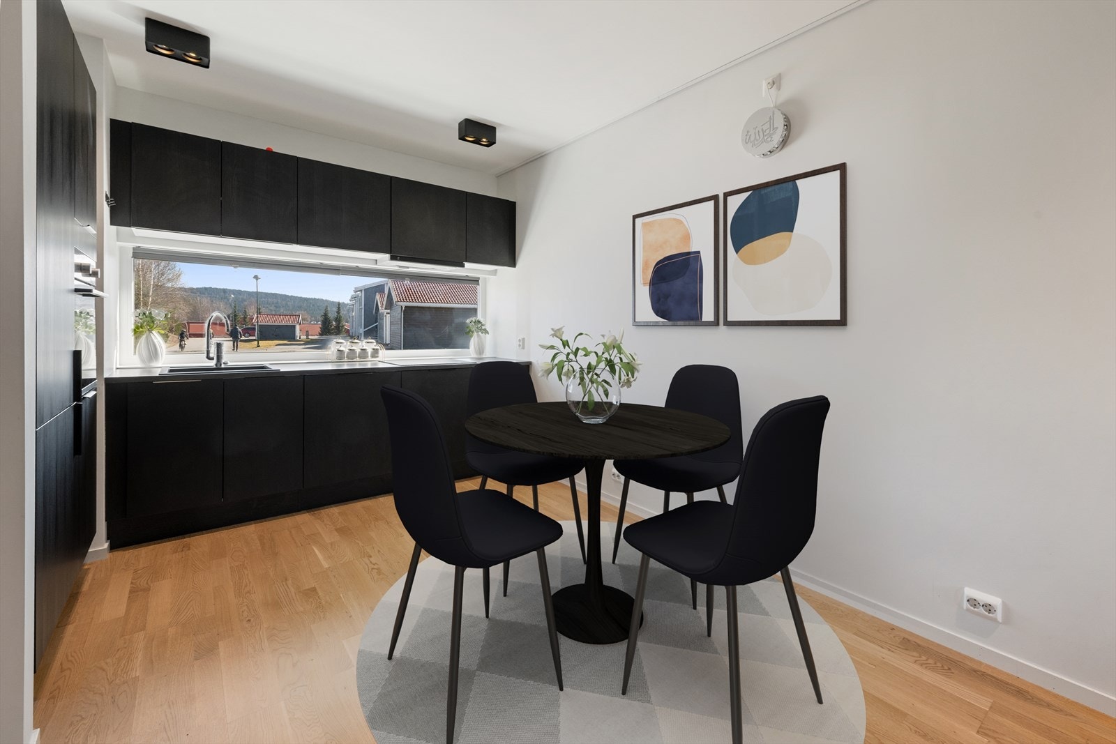 God plass til spisebord i tilknytning til kjøkkenet. Her med digital møblering til inspirasjon Galleribilde