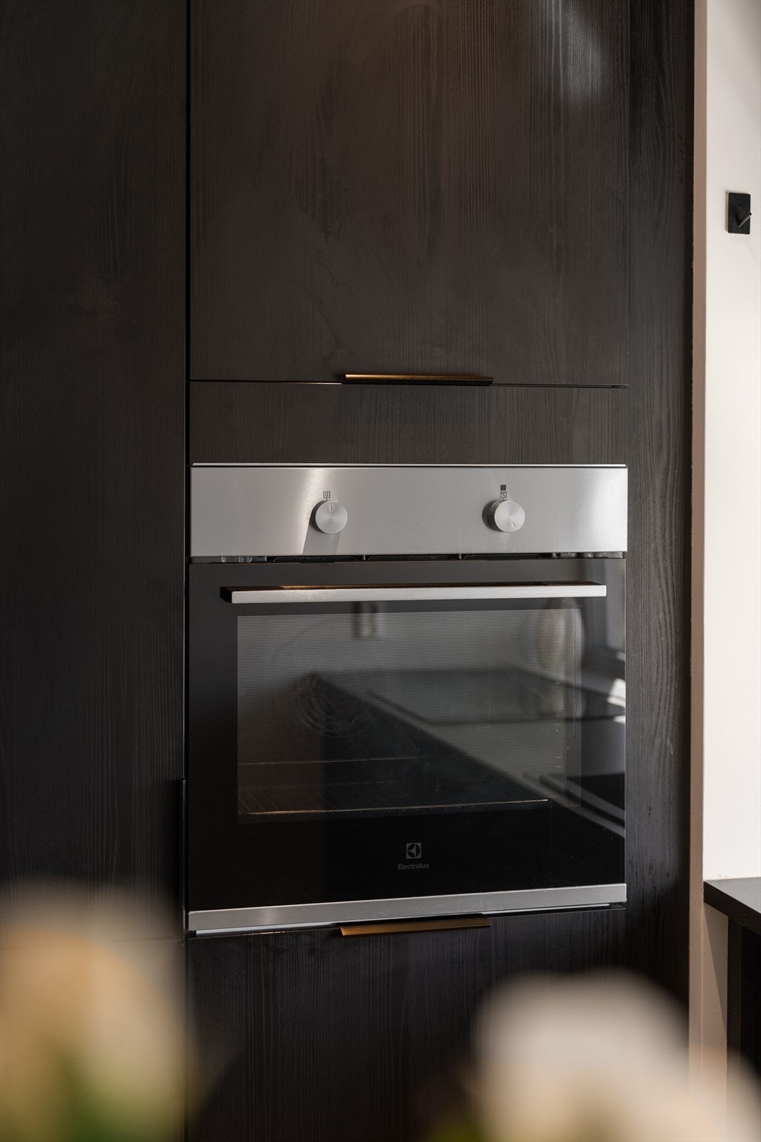 Integrerte hvitevarer som stekeovn, platetopp, oppvaskmaskin og kombinert kjøle- / fryseskap Galleribilde