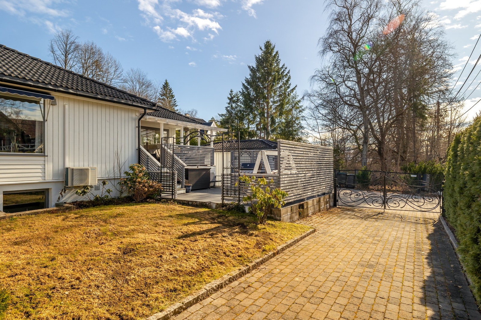 Her bor du tilbaketrukket fra byens støy, med grønne omgivelser som skaper et fredelig bomiljø Galleribilde