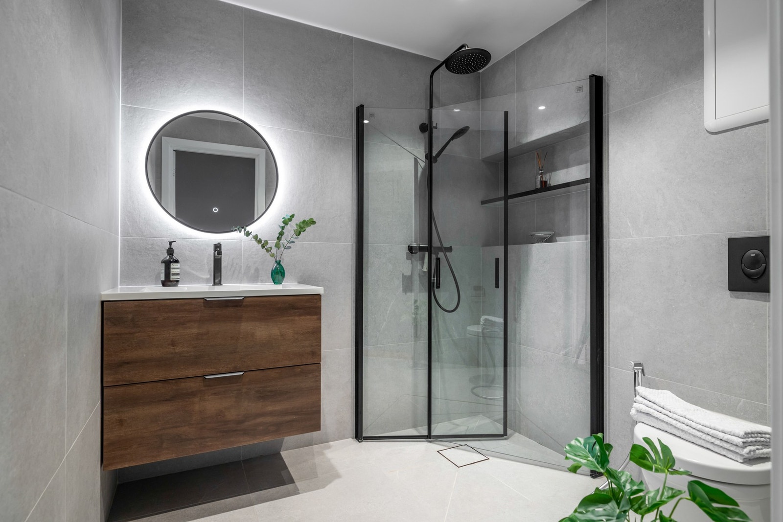 Baderom II er stilrent med vegghengt toalett og dusjhjørne Galleribilde