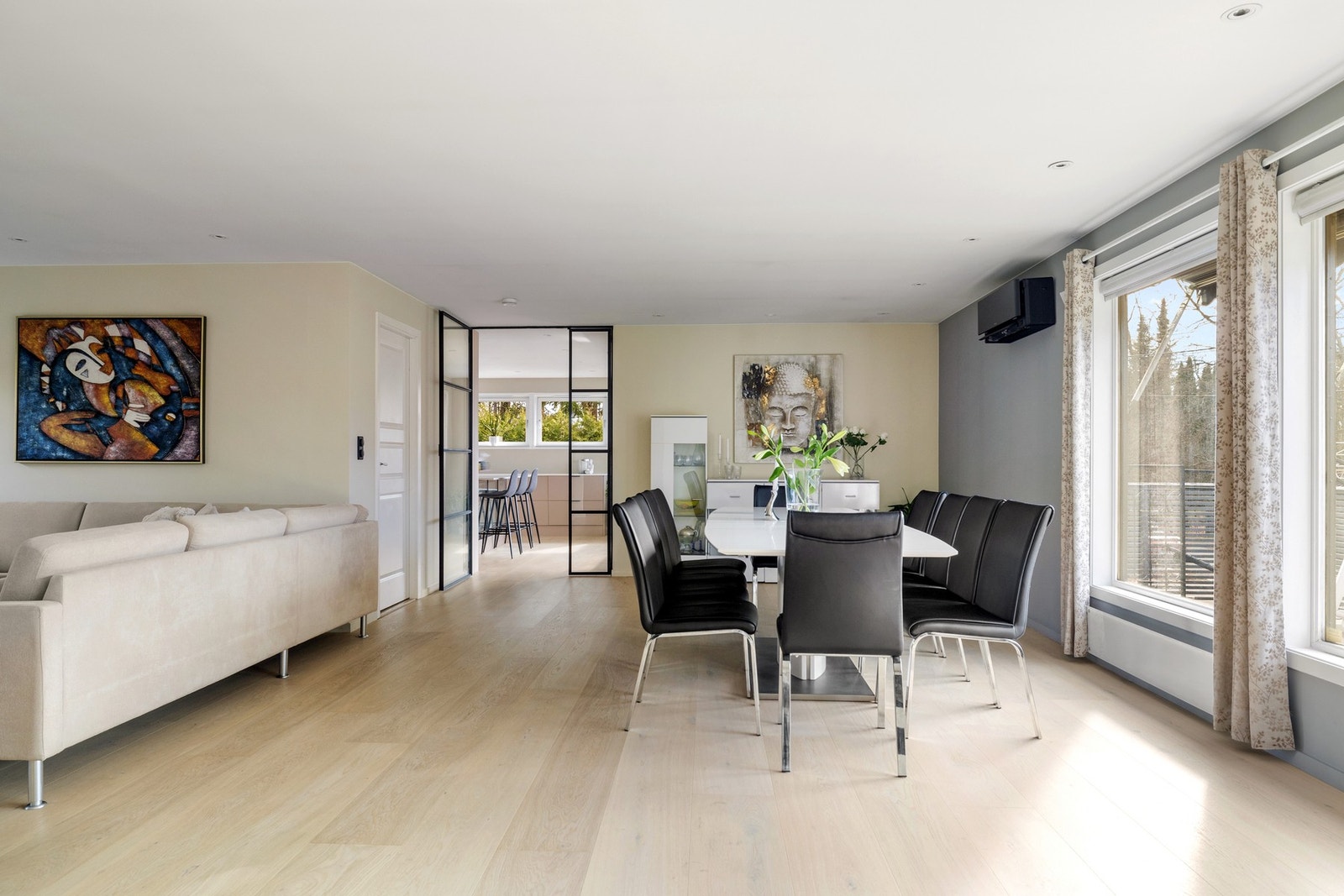 I tilknytning til stuen ligger et rom som i dag benyttes som kontor. Kontoret fremstår som et praktisk og skjermet rom med gode arbeidsforhold, ideelt for hjemmekontor, tv-stue eller soverom Galleribilde