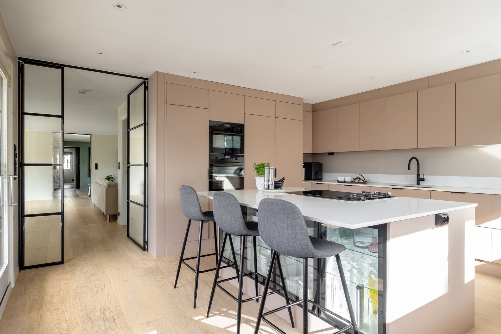 Rikelig med dagslys kommer gjennom store vindusflater og skaper en hyggelig atmosfære Galleribilde