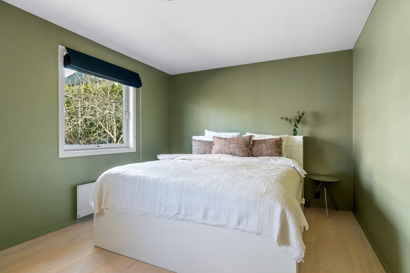 Soverom II er også av god størrelse med god plass til dobbeltseng med tilhørende møblement Galleribilde