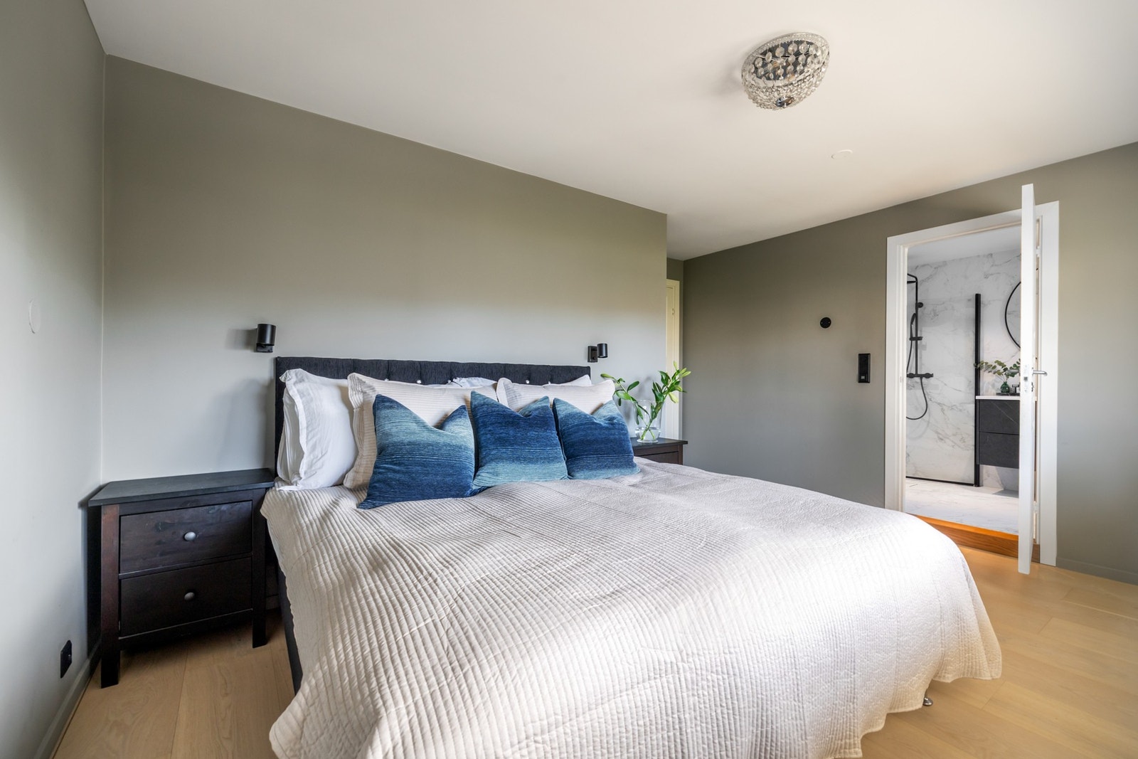 Fra hovedsoverommet er det også direkte adkomst til en-suite bad Galleribilde