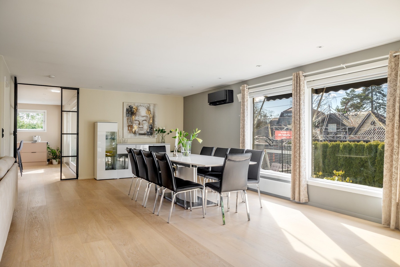 Stuen er naturlig inndelt i flere brukssoner, med god plass til flere sofagrupper med tilhørende møblement Galleribilde