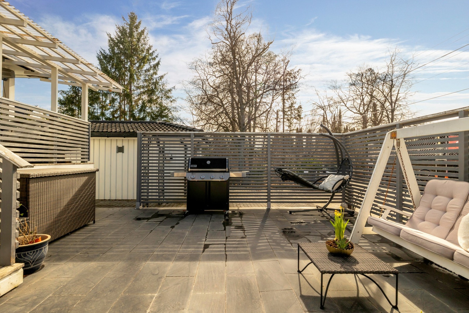 Terrassen tar deg videre ned til en romslig markterrasse på ca. 30 kvm med flislagt dekke. Denne sonen er ideell for solrike ettermiddager og kvelder, og byr på rikelig med plass til både avslapning og sosiale sammenkomster Galleribilde