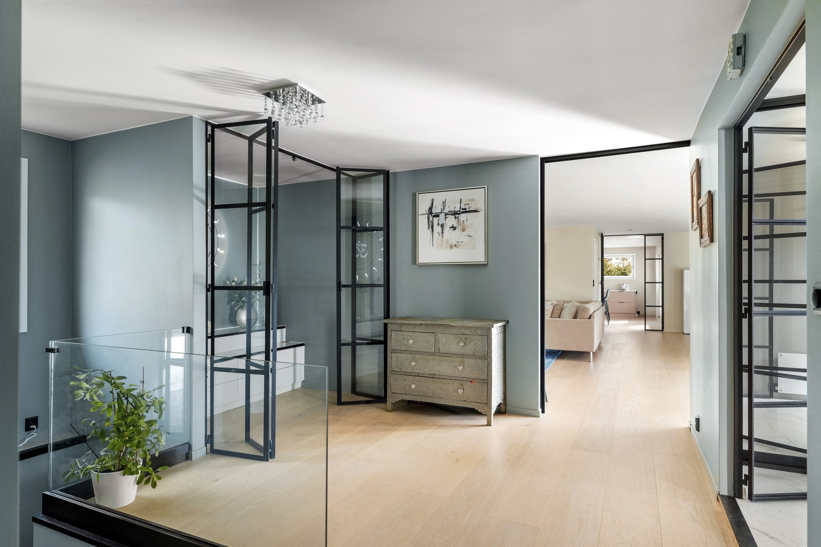 Fra inngangspartiet kommer du inn i en romslig og innbydende entré som gir et godt førsteinntrykk av boligen. Sko, yttertøy og utstyr kan ryddes pent bort i en innebygget garderobe, noe som bidrar til et ryddig og oversiktlig inngangsparti Galleribilde