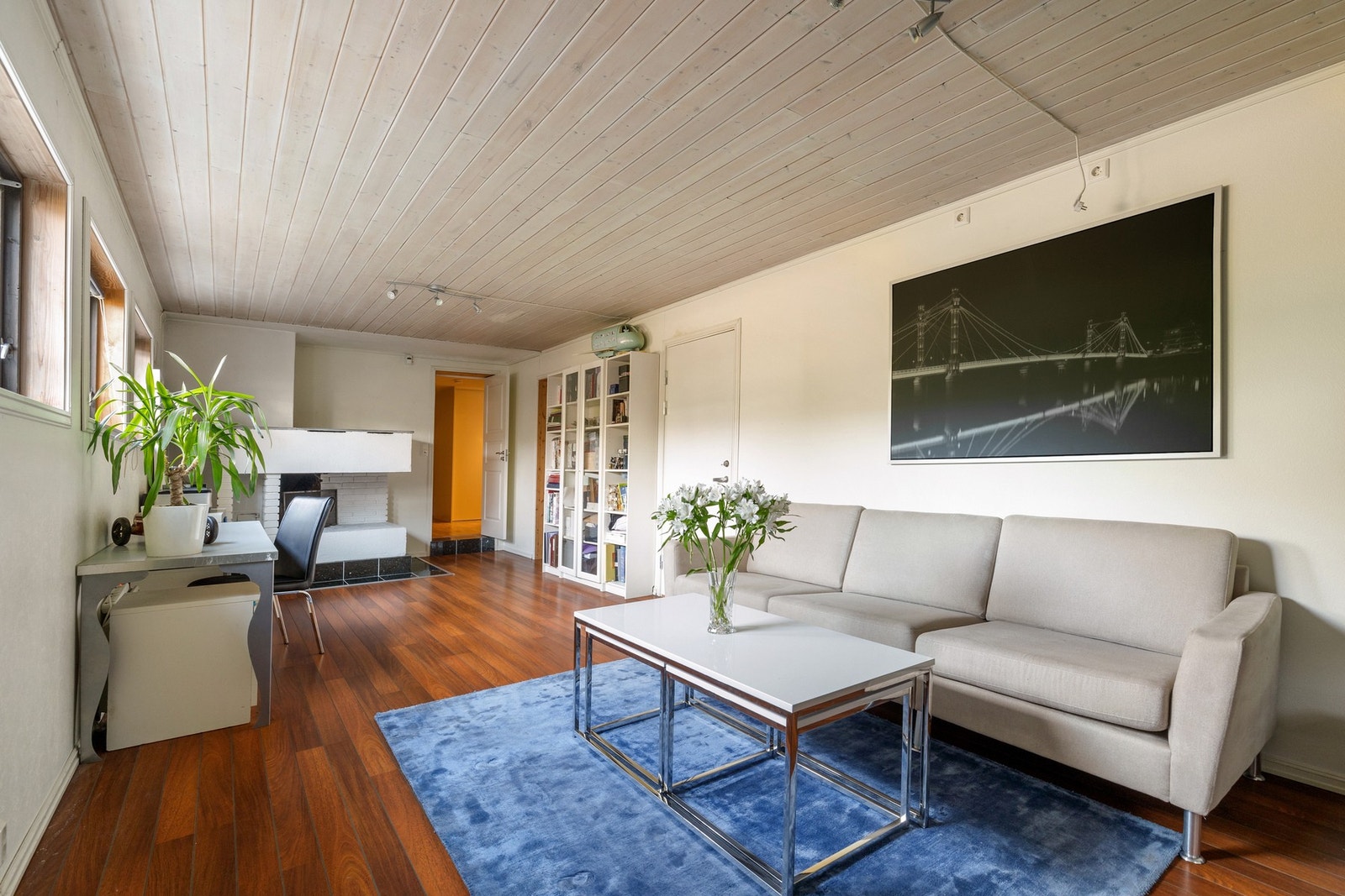 Peisestuen fremstår som et hyggelig oppholdsrom med peis, og egner seg ypperlig som lekeområde for barna eller som en egen sone hvor ungdom kan trekke seg tilbake Galleribilde