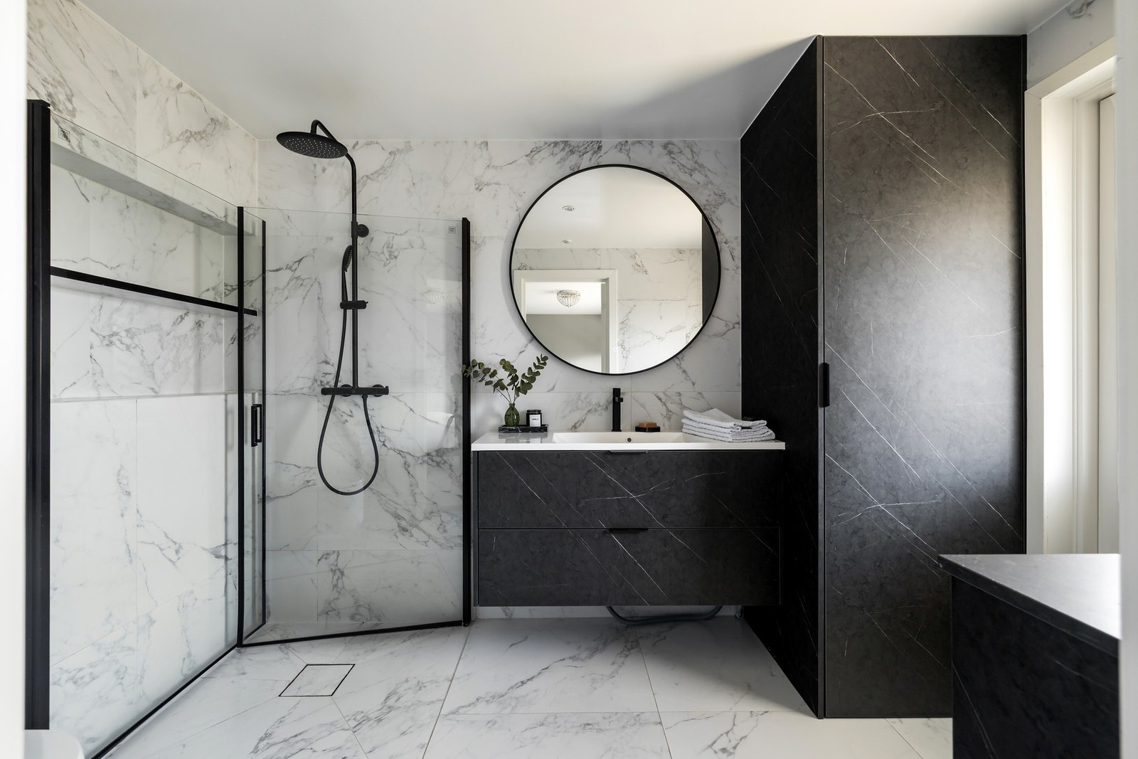 I boligens første etasje finner du to delikate baderom, begge oppusset i 2023 Galleribilde