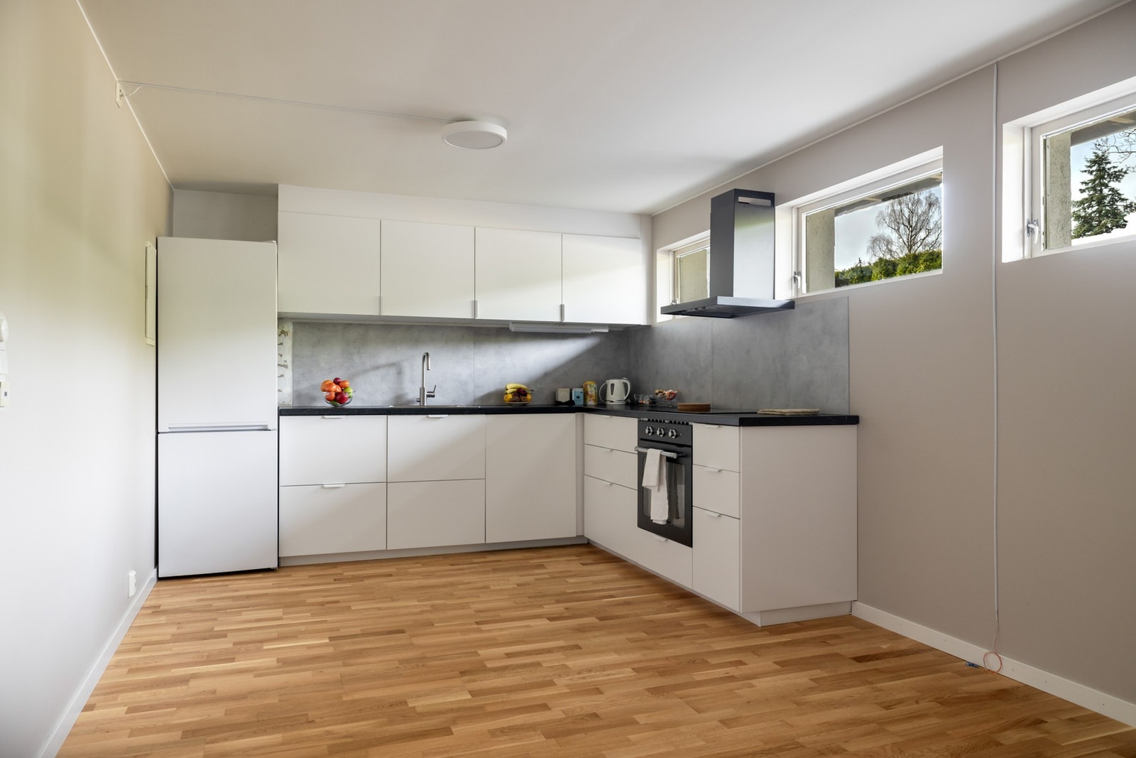 Boligen har to tilknyttede hybler, begge med egen inngang på hver side av huset. Begge hyblene har gjennomtenkte planløsninger som legger til rette for praktisk bruk Galleribilde