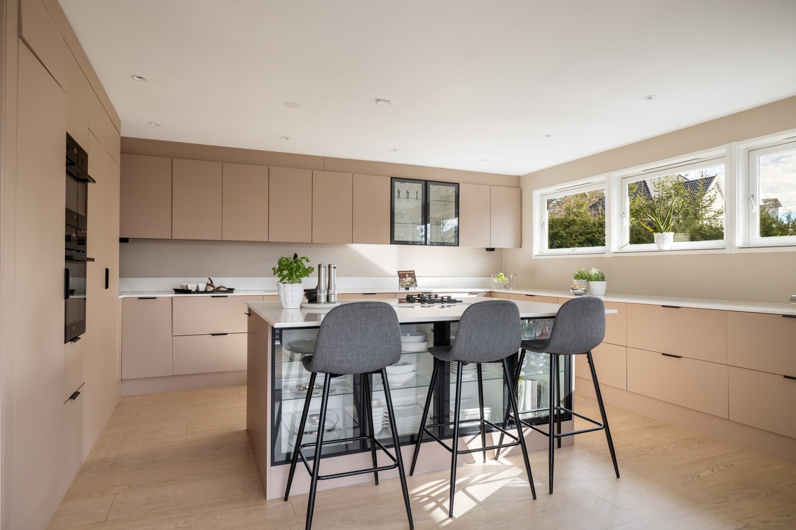 Boligen har et moderne og romslig kjøkken fra 2023. Kjøkkenet er meget innbydende og utgjør selve hjertet i boligen Galleribilde