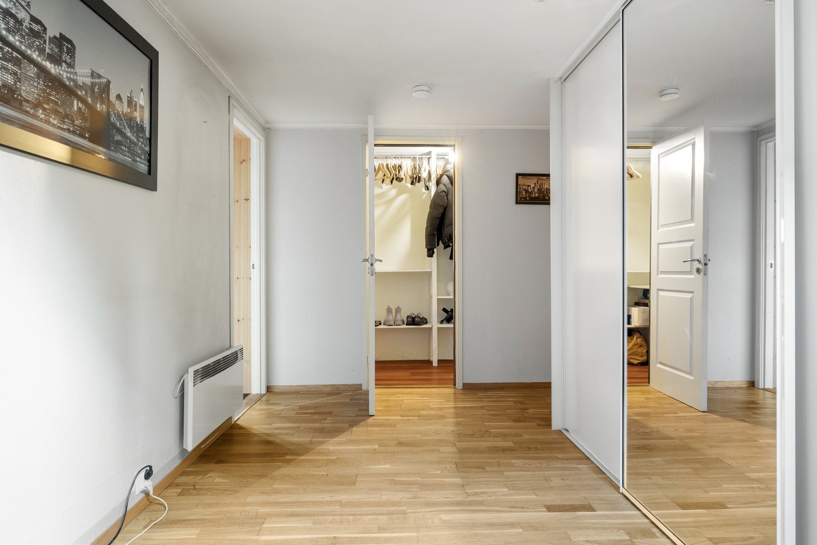 I underetasje tilhørende hoveddelen, er det adkomst til tv-stue, soverom, bad og flere boder Galleribilde