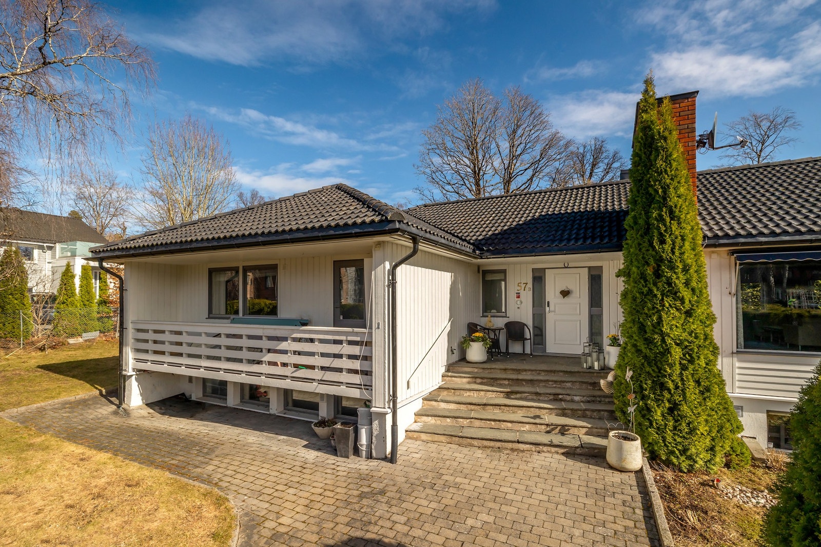 Boligen ligger i et attraktivt, veletablert og svært barnevennlig boligområde på Slemdal, med nærhet til skoler, barnehager, offentlig kommunikasjon og et rikt utvalg av fasiliteter og servicetilbud Galleribilde