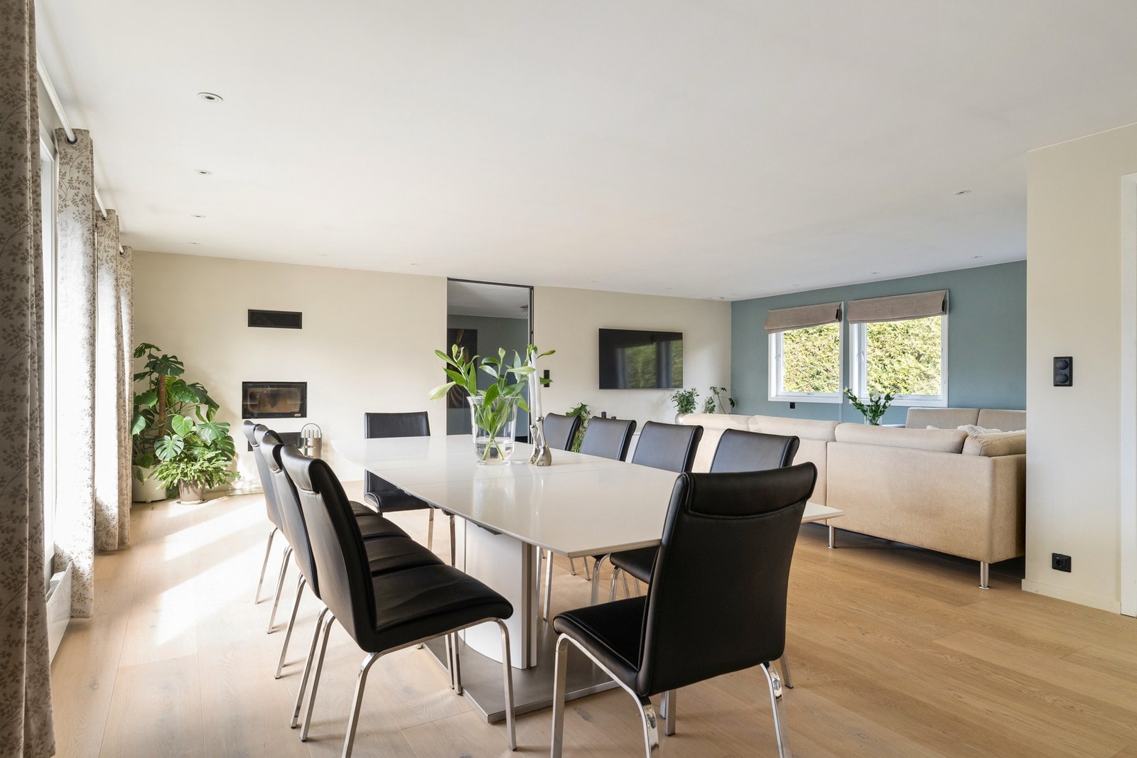 Stuen har også plass til et stort spisebord hvor familie og gjester kan samles til hyggelige måltider Galleribilde