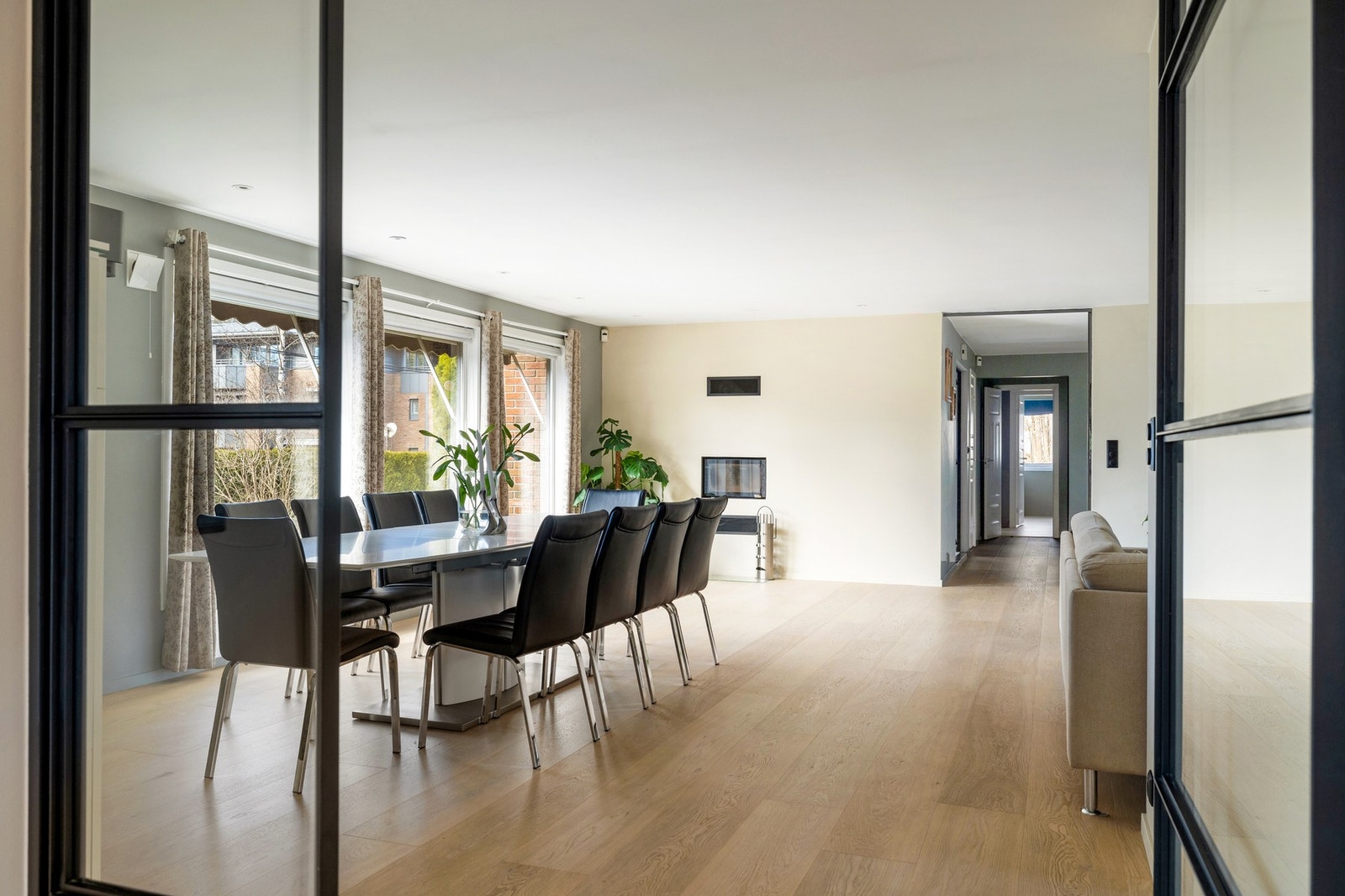 Rommene skilles med elegante smijernsdører Galleribilde