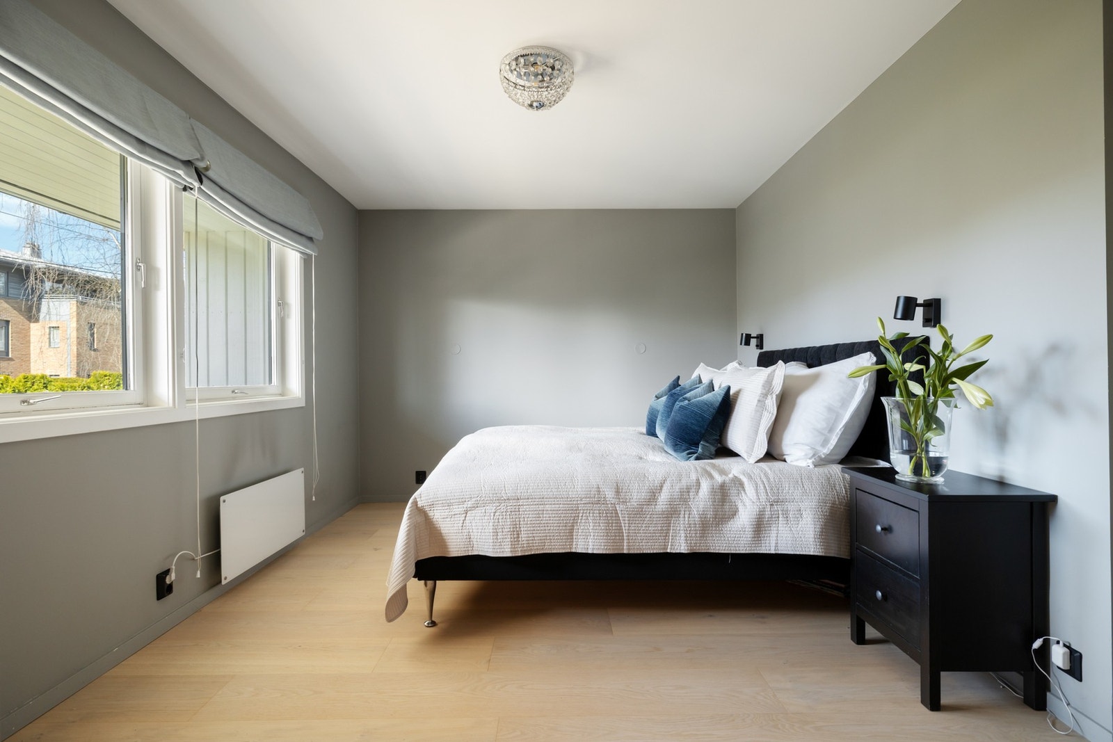 Boligen har i alt syv soverom, hvorav fire er plassert i husets første etasje og tre i underetasjen Galleribilde