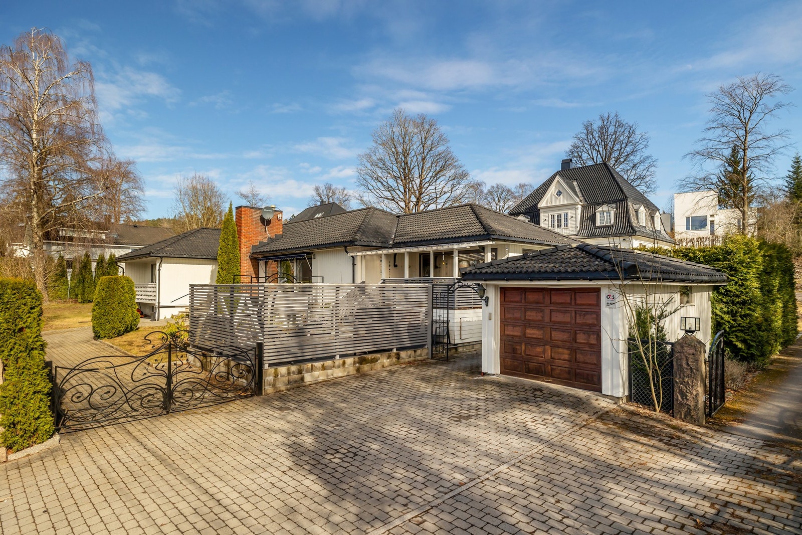 Eneboligen har garasje på egen tomt med plass til en bil, samt plass til to biler på egen tomt. Det ble montert ladeanlegg for elbil i 2016 Galleribilde