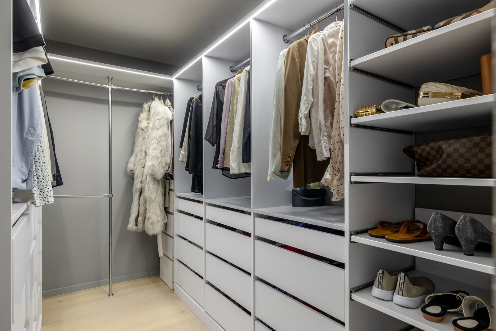 Walk-in garderobe med rikelig lagrinsplass Galleribilde