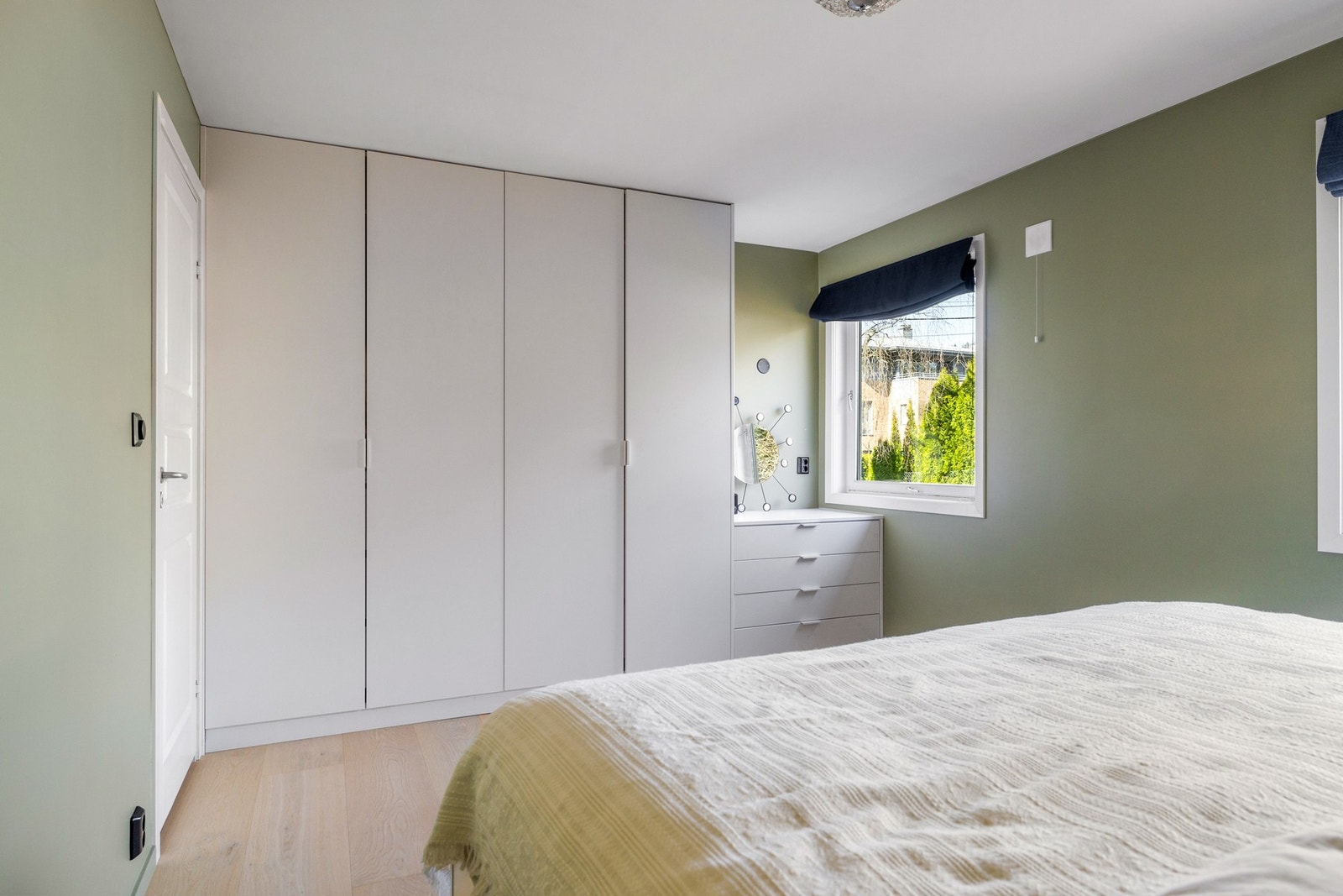 Soverom II er utstyrt med snekkertilpasset garderobeskap som sikrer rikelig med oppbevaringsplass Galleribilde