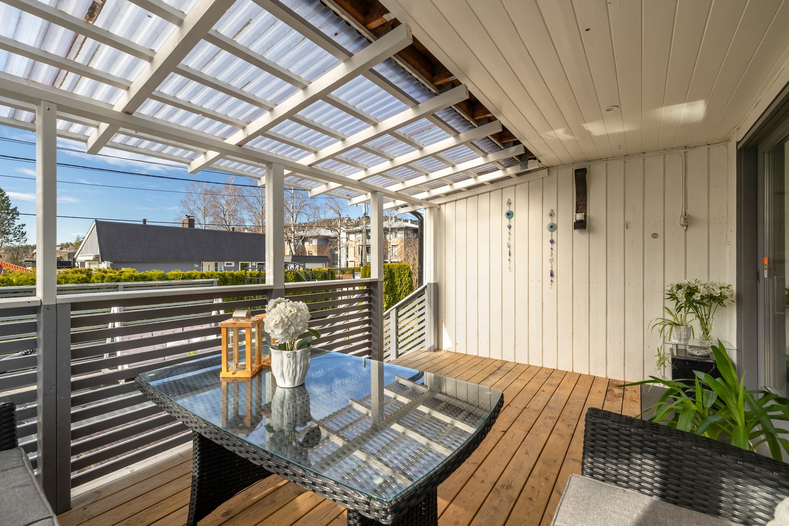 Terrassen er vestvendt. og har en størrelse på ca. 13 kvm, med god plass til sittegrupper og grill Galleribilde