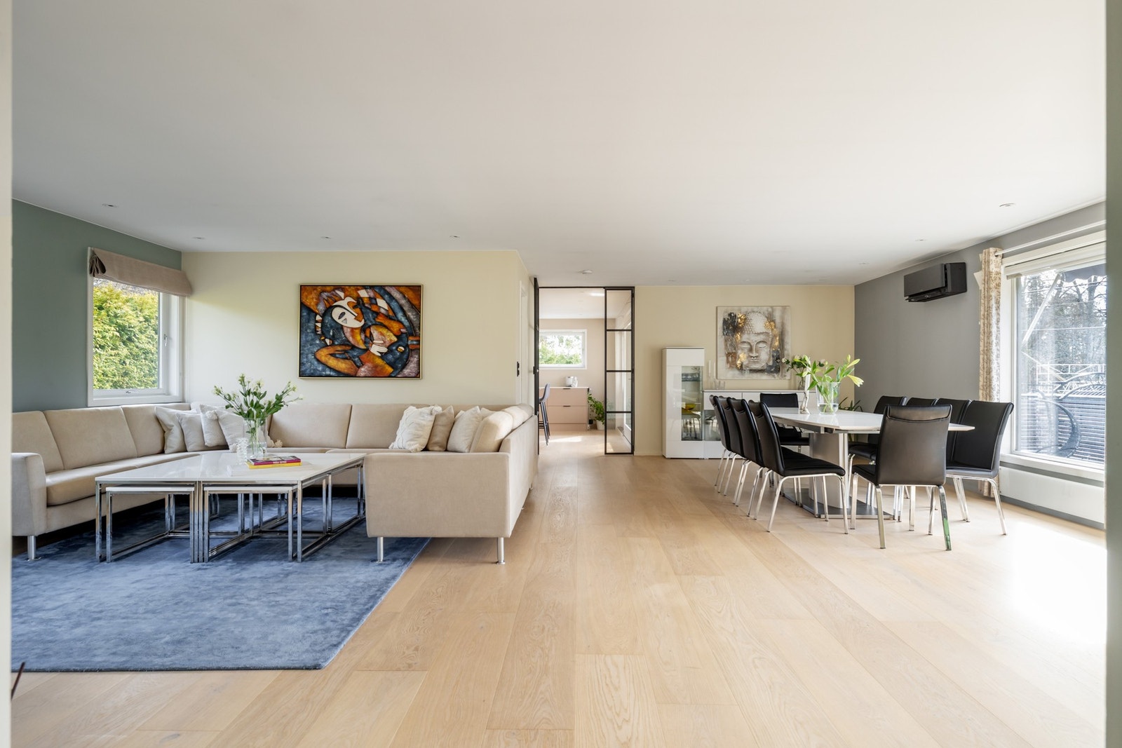 Boligen har en gjennomtenkt og familievennlig planløsning over to plan, og byr på hele 6 soverom, 4 bad og gjestetoalett Galleribilde