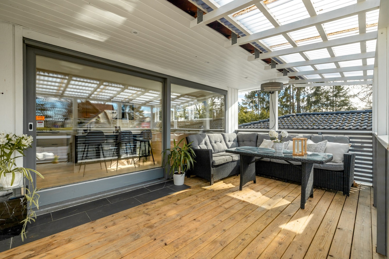 Eiendommen fremstår som en sjelden mulighet, med flere store, solrike og idylliske uteområder som kan nytes gjennom hele dagen Galleribilde