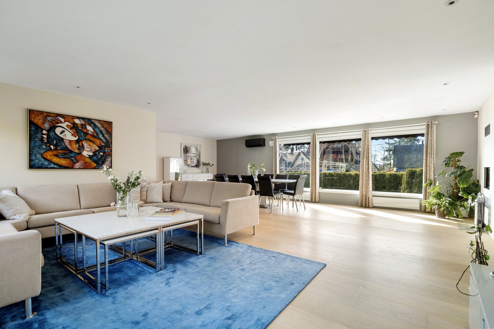 Boligen byr på en svært romslig og innbydende stue med store vindusflater fra flere himmelretninger, som gir rikelig med naturlig lys Galleribilde