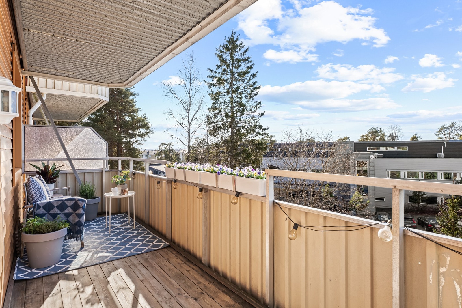 Fra stuen er det utgang til romslig, overbygd balkong på ca. 9 m². Galleribilde