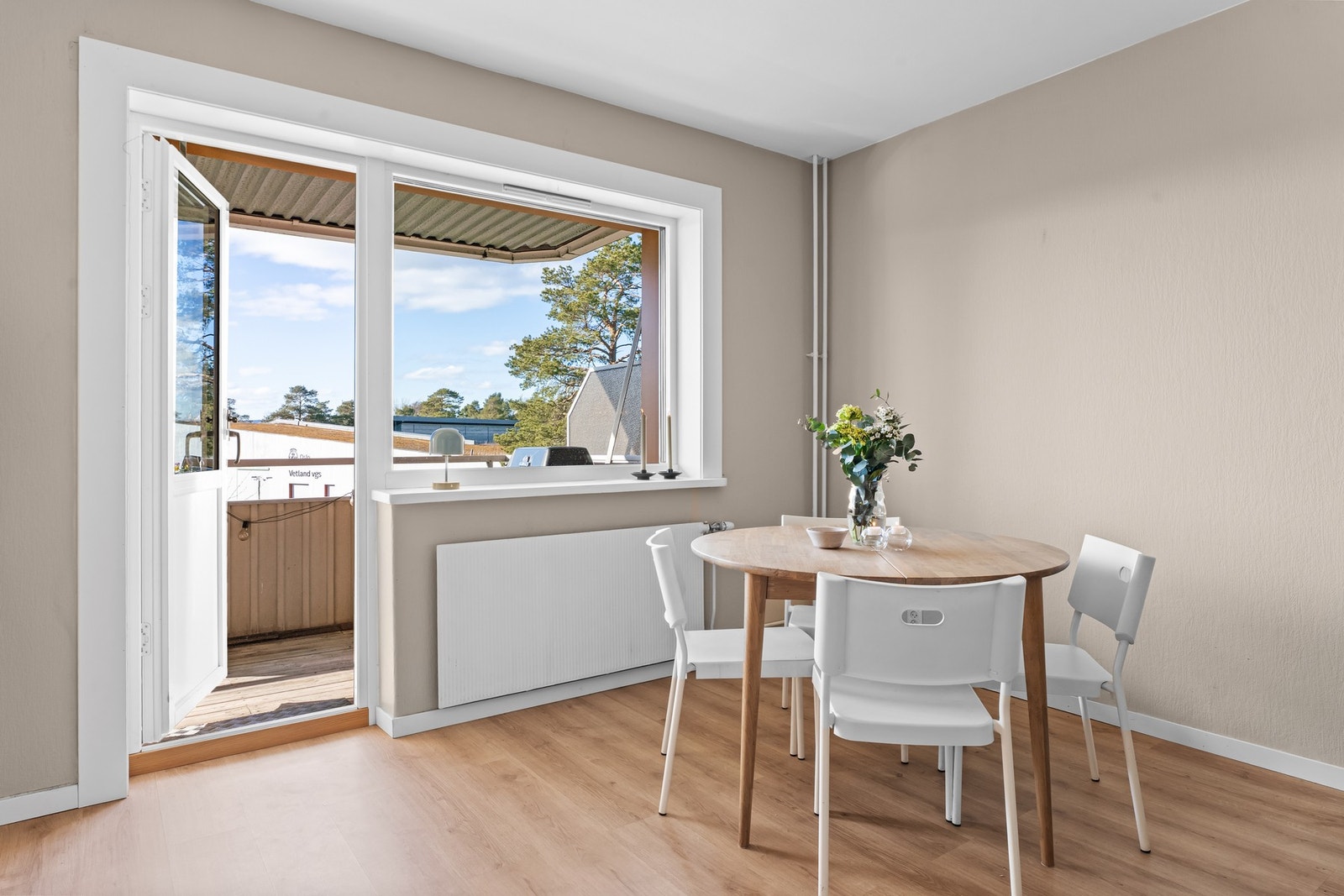 Mye av overflatene ble oppusset under eiers botid med blant annet nye gulv og maling av overflater i stue og soverom (2020-2023). Galleribilde