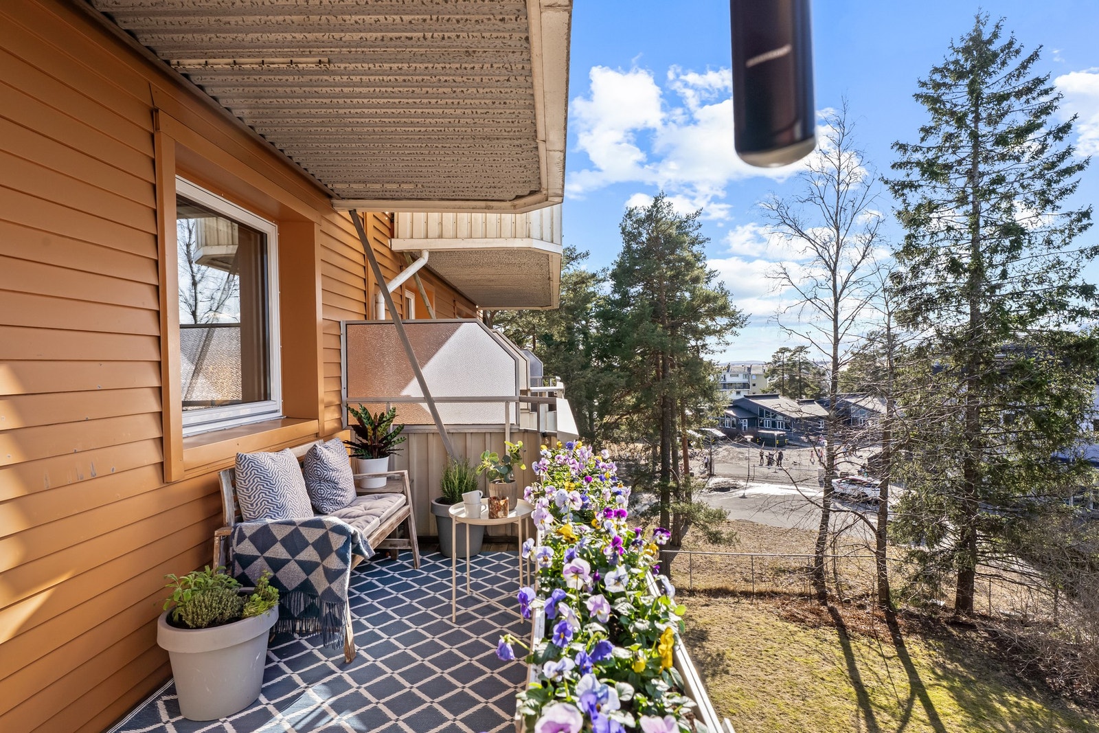 Balkongen ligger vestvendt, og byr på optimale solforhold store deler av sommerhalvåret. Galleribilde