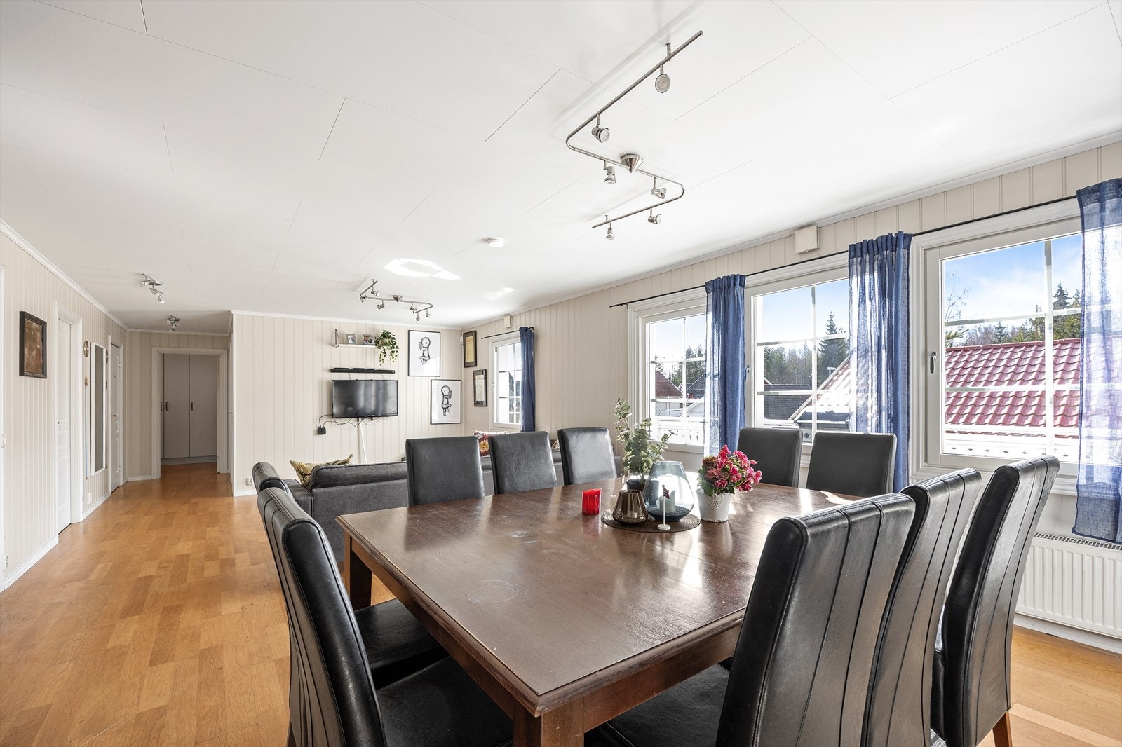 Stuen har adkomst via terrassedør til terrassen. Galleribilde