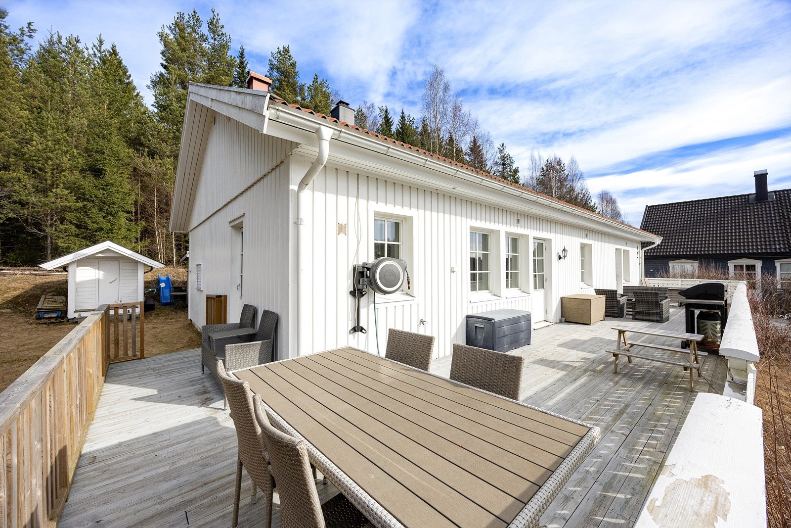 Fra terrassen er det videre adkomst til hagedel med lekestue. Det er også adkomst fra vaskerommet og ut. Galleribilde