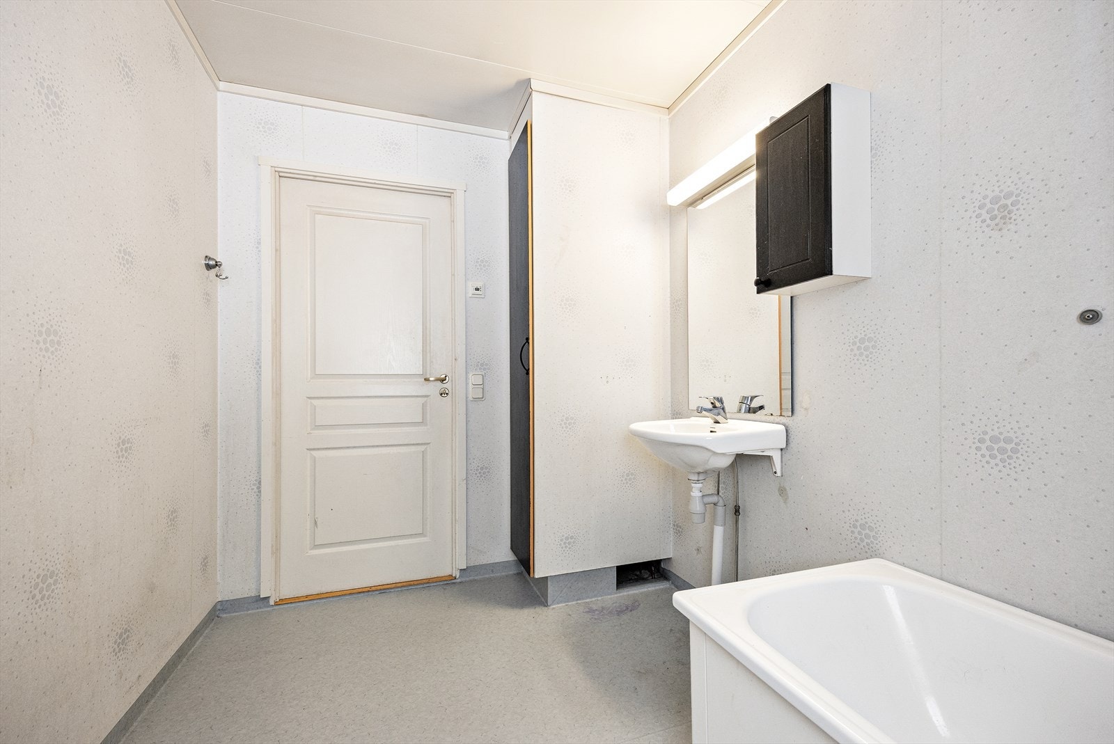 Plassbygget skap på bad. Galleribilde