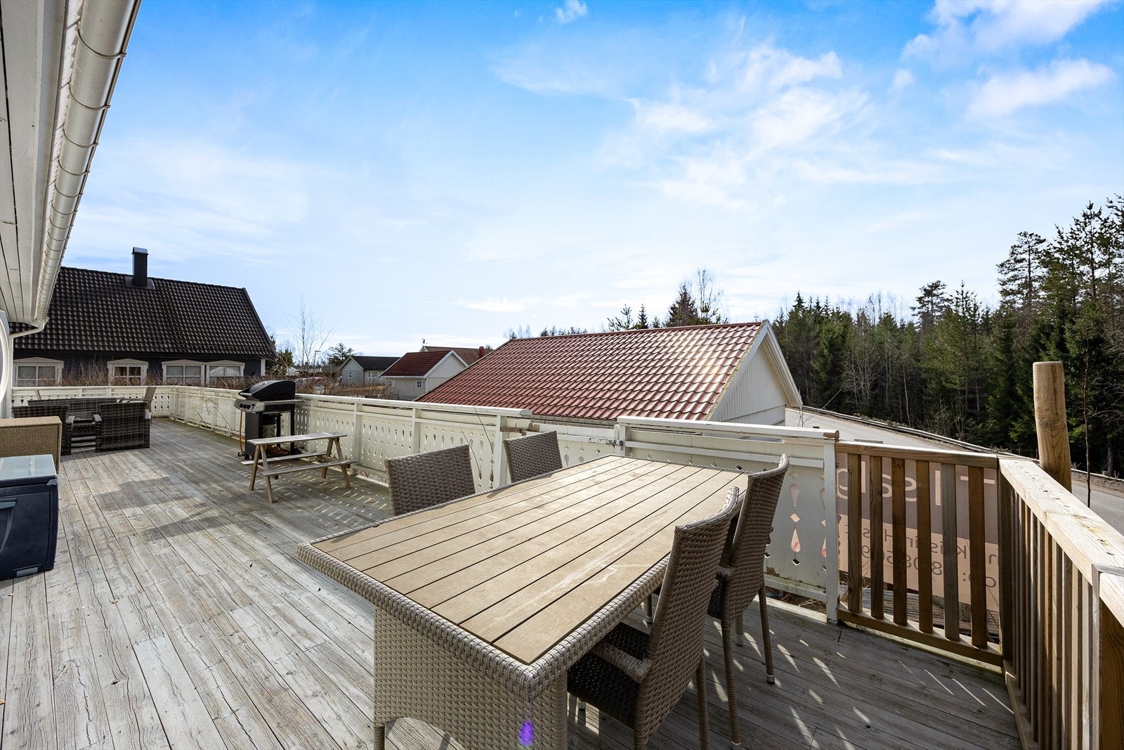 Terrassen har rekkverk i tre og det er godt med plass til det man måtte ønske av utemøblement. Galleribilde