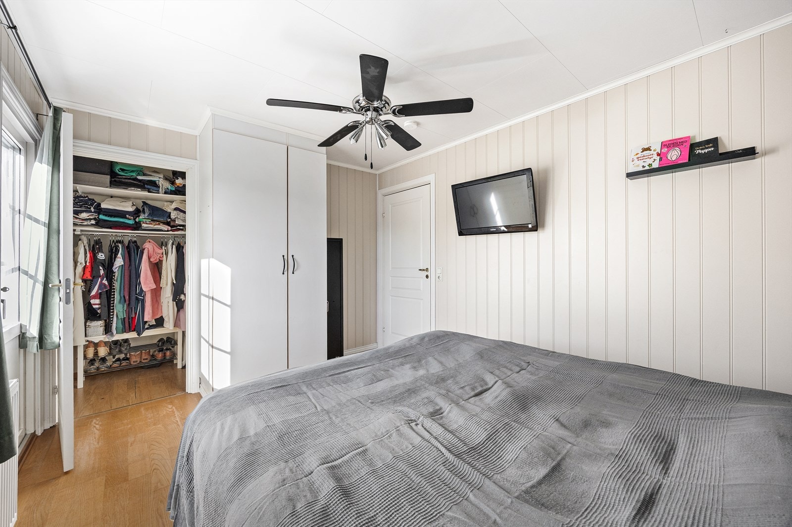 I soverommet er det garderobeskap og videre adkomst til innvendig bod/walk- in closet. Galleribilde