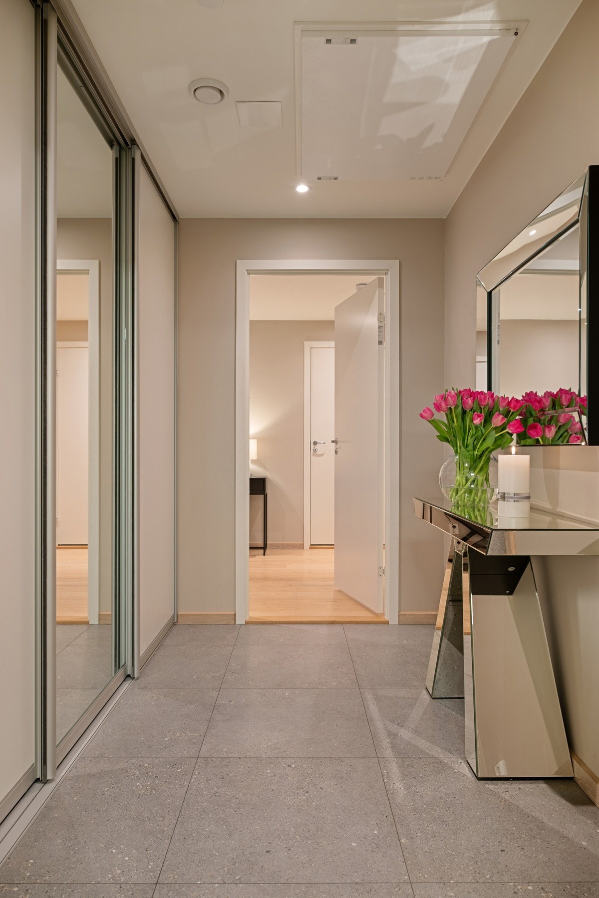 Velkommen inn - Innbydende entré med flislagt gulv og moderne uttrykk. Galleribilde