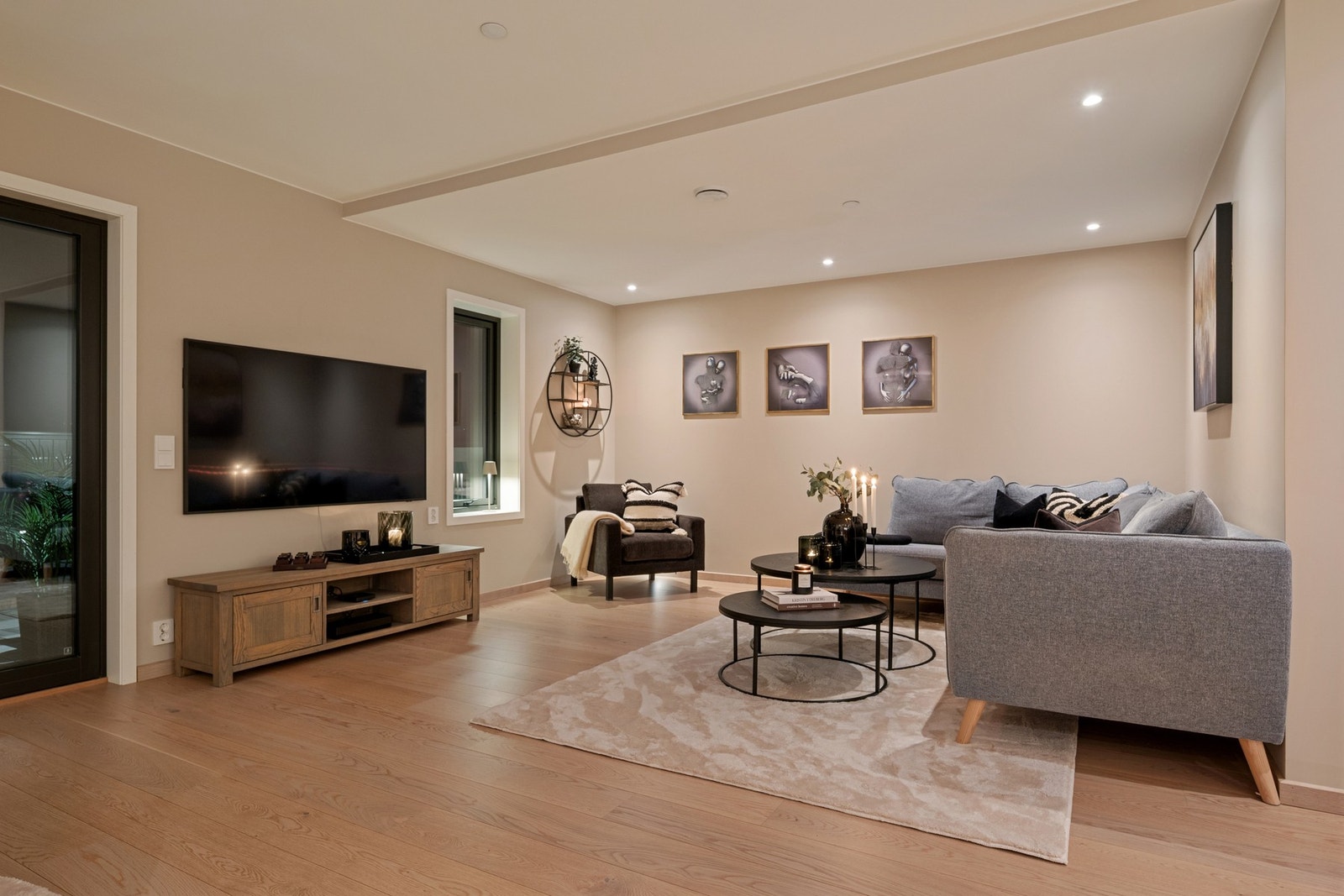 Det er god plass til sofagruppe og annet møblement i stuen. Galleribilde